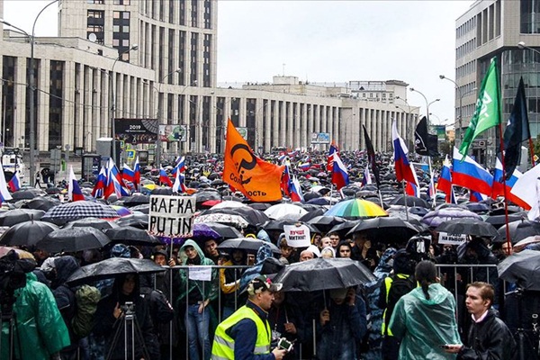 Rusya'da binlerce kişi protesto için sokağa çıktı