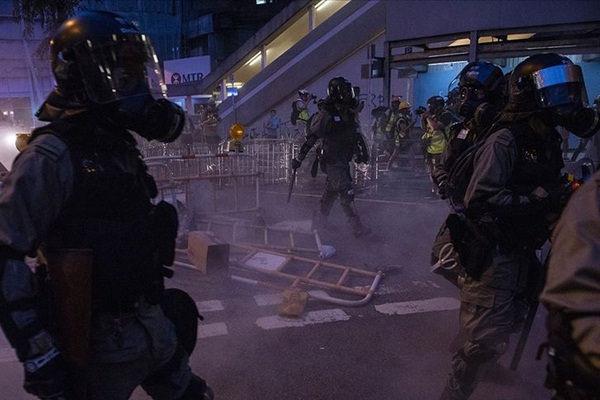 Hong Kong'daki protestolarda polisten göz yaşartıcı gazla müdahale