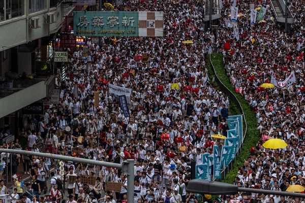 Çin'den İngiltere'ye: Hong Kong'a karışma, burası İngiliz sömürgesi değil