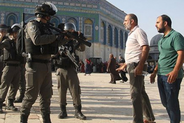 İsrail polisinden Mescid-i Aksa içinde Filistinlilere saldırı