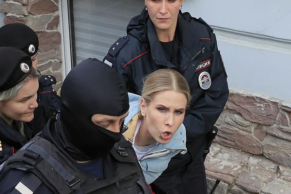 Moskova'da on binler gösteri yaptı: Muhalif siyasetçi Lyubov Sobol gözaltında