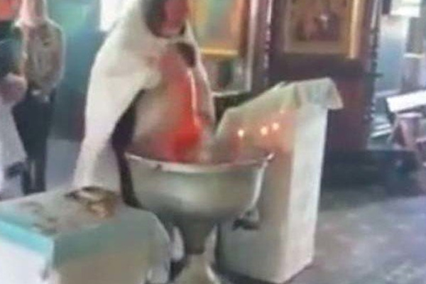 Yeni doğan bebeğe vaftiz sırasında şiddet