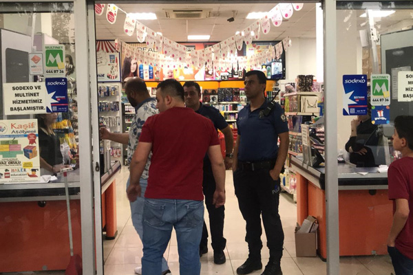 Kaçan kurbanlık dana markete girdi