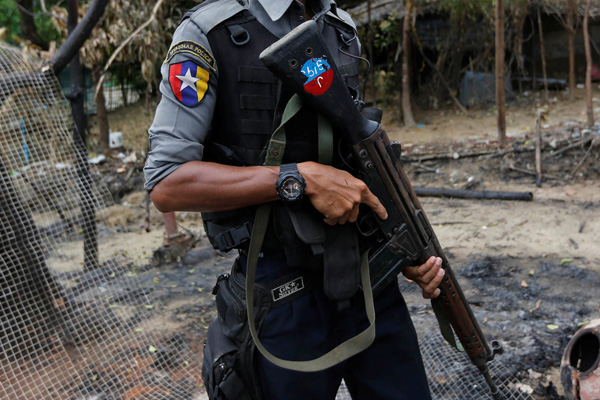 Myanmar'da askeri akademiye topçu saldırısı
