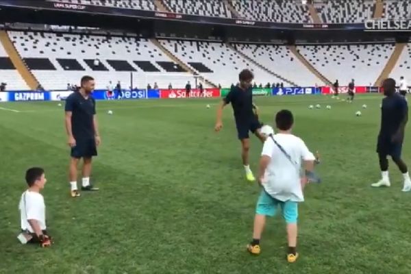 Liverpool ve Chelsea'den engelli çocuklara moral