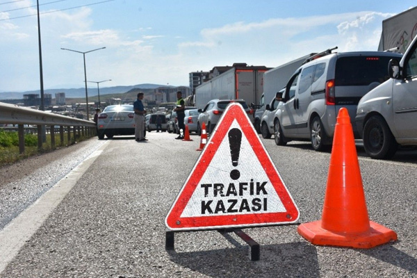 Diyarbakır'da kaza: 3 ölü, 9 yaralı