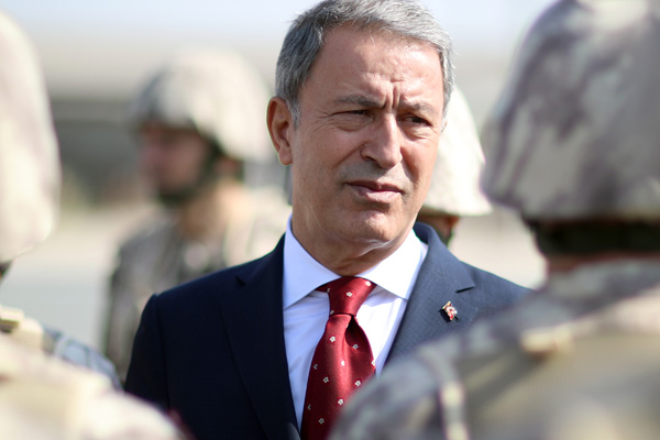 Bakan Akar ve komutanlar sınırda