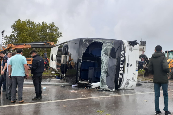 Çanakkale'de yolcu otobüsü devrildi