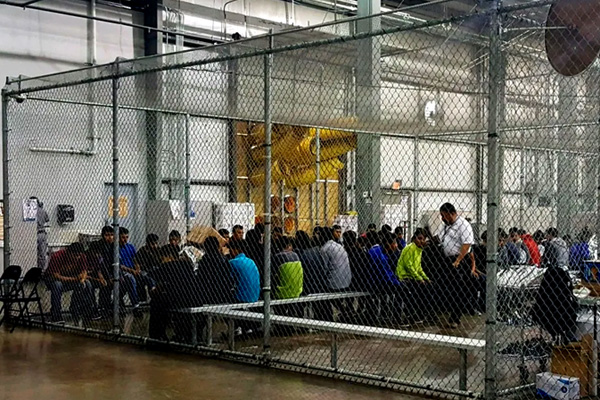 Müslümanlar gözaltındaki göçmen ebeveynler için 100 bin dolardan fazla kefalet parası topladı