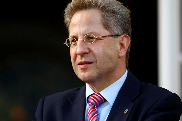 Almanya'da eski istihbarat başkanının partisinden ihracı tartışılıyor