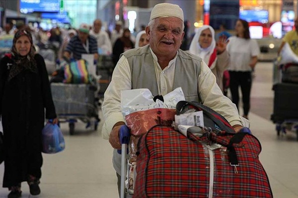 İlk hac kafilesi Türkiye'ye döndü
