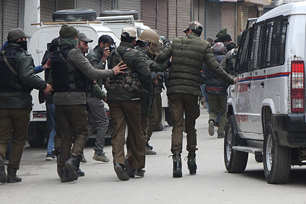 Keşmir'deki kriz sonrası 4 bin kişi gözaltına alındı