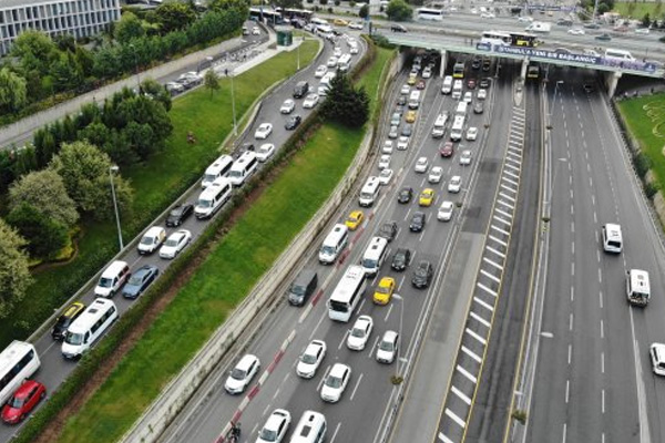 İstanbul'da tatil dönüşü trafik yoğunluğu başladı