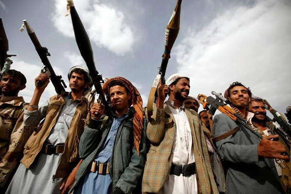 Husilerden Yemen ordusuna ait kampa füze saldırısı