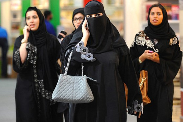Suudi Arabistanlı kadınlar izinsiz seyahat etmeye başladı