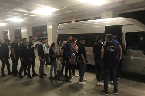 Okul servisiyle göçmen kaçakçılığı