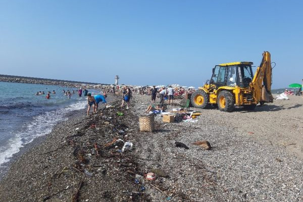 Zonguldak'ta sel sonrası fındıklar kıyıya vurdu