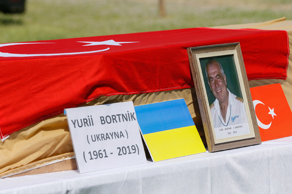 Otel odasında ölü bulunan Ukraynalı pilot için tören