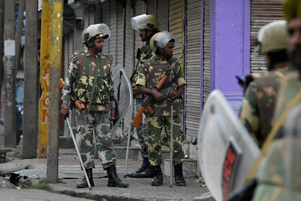 Cammu Keşmir'de polisler silahsızlandırılmaktan rahatsız