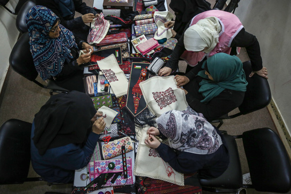 Gazzeli kadınlar nakış yaparak 'kanseri' unutmaya çalışıyor