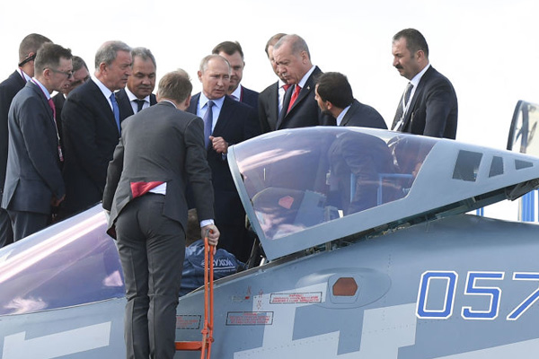 Erdoğan, Rus savaş uçağı Su-57'yi inceledi