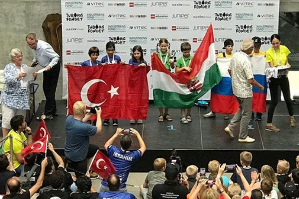 İlkokul öğrencileri dünya robot yarışmasında ikinci oldu