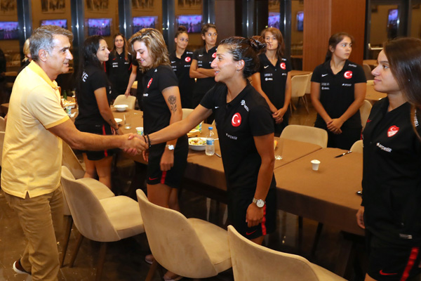 Şenol Güneş'ten Kadın A Milli Futbol Takımı'na ziyaret