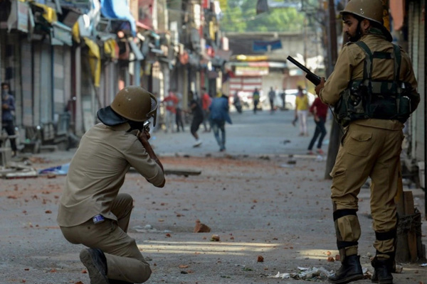 Hindistan, Keşmir'de operasyonları artırdı