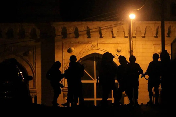 Gece baskınlarında onlarca Filistinli gözaltına alındı