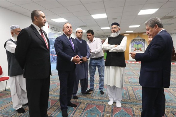 Bakan Çavuşoğlu, Norveç'te saldırıya uğrayan camiyi ziyaret etti