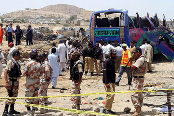 Pakistan'da otobüs uçuruma yuvarlandı: 24 ölü