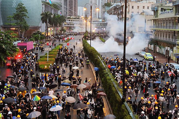 Hong Kong'da, protestolar yasağa rağmen sürüyor!
