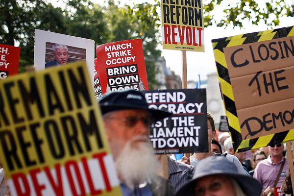 İngilizler sokakta! Başbakan Johnson'a 'darbeyi durdur' çağrısı