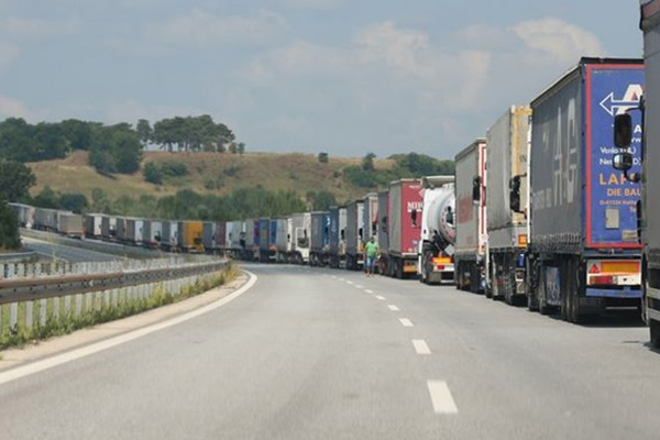 Suudi Arabistan'da bekletilen Türk tırlarının geçişine izin verildi