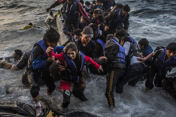 Yunan adalarındaki düzensiz göçmenler ana karaya taşınıyor