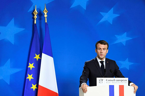 Okullara zorunlu AB bayrağı asılması, Fransızları ikiye böldü!