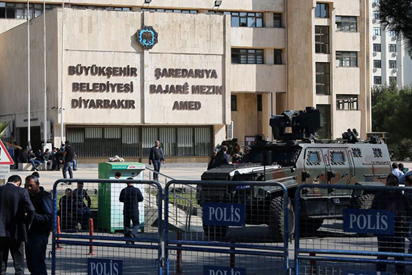 Görevden alınan HDP’li Belediye başkanları, Avrupa’dan destek istedi!