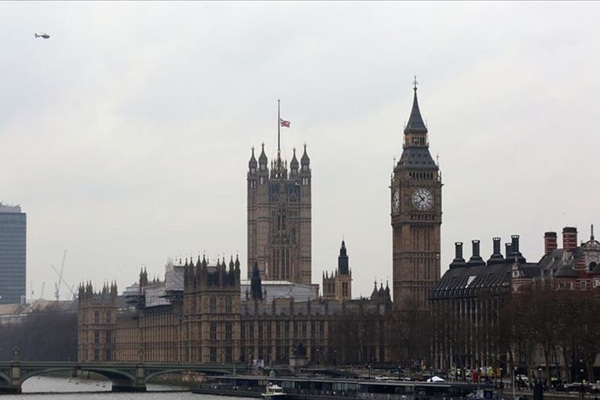 İngiltere'de hükümet parlamentodaki çoğunluğunu yitirdi