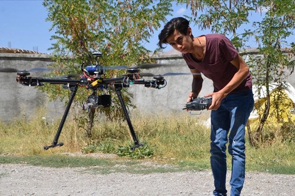 Hakkarili genç, hurda malzemelerle drone yaptı
