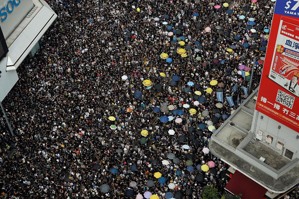 Hong Kong'da tartışmalı yasa tasarısının geri çekildiğini resmen açıklanması bekleniyor