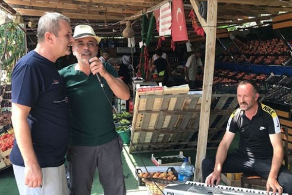 Bursalı manav müşterilerine orgla 'canlı müzik' yapıyor