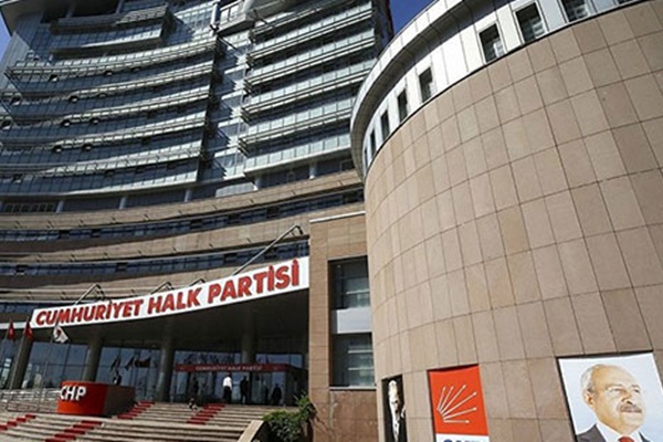 CHP'de ilçe başkanı ve yönetimi görevden alındı