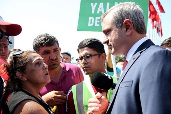 AK Parti İstanbul İl Başkanı Şenocak, İBB önünde eylem yapan işçileri ziyaret etti