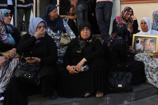 TRK Kürdi'nin mikrofon uzattığı anneler sanatçılara dayanışma çağrısı yaptı