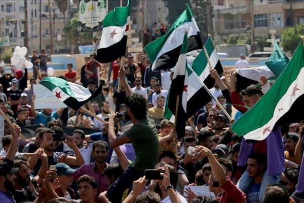 İdlib'deki siviller, rejim ve Rusya'yı protestoyu sürdürüyor