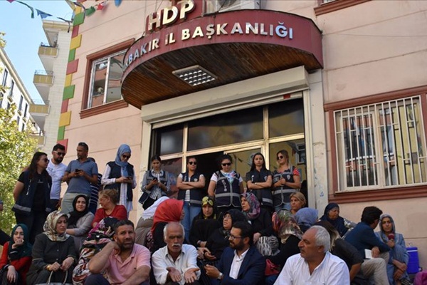 Evlatları için nöbet tutan Diyarbakır annelerine destek