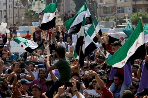 İdlib'deki siviller, rejim ve Rusya'yı protestoyu sürdürüyor