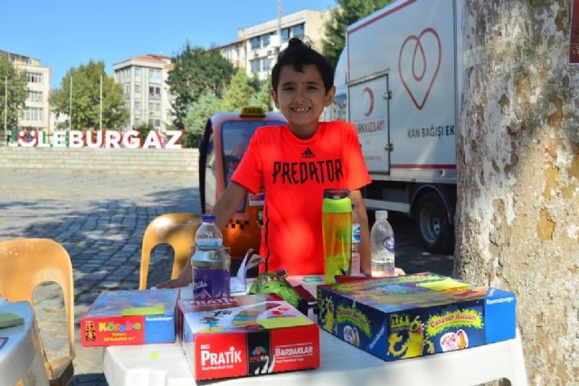 (Özel) Oyuncaklarını ihtiyaç sahipleri için satıyor