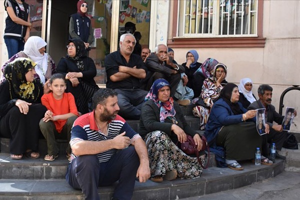 Diyarbakır annelerinin oturma eylemine katılım artıyor