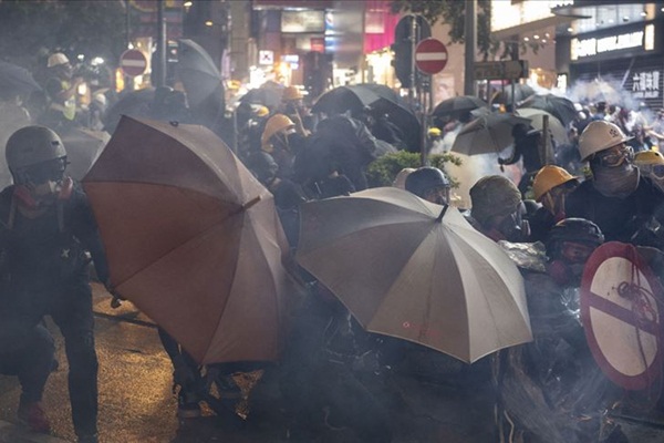 Hong Kong'taki protestolar sürüyor